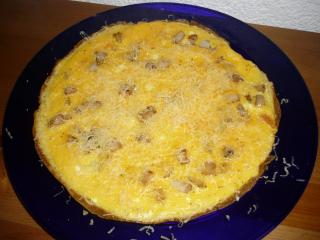 omelette mit fleisch und geriebenen parmesan