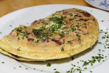 omelette vom wachtelei mit pfifferlingen und bündnerfleisch