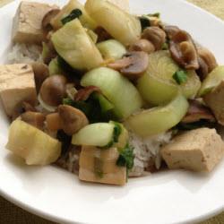 pak choi mit tofu und pilzen aus dem wok