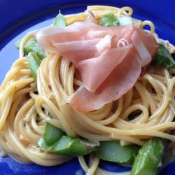 pasta mit grünem spargel und prosciutto