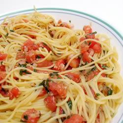 pasta mit tomaten und basilikum