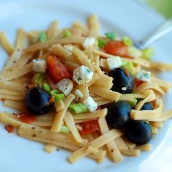 pasta mit tomaten oliven und ziegenkäse
