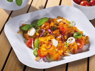 pasta mozzarella salat mit gerösteten pinienkernen und kirschtomaten