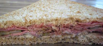 pastrami gurken sandwich