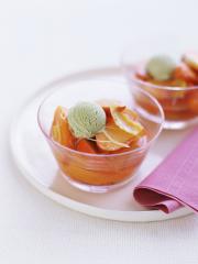 pistazieneis mit pochiertem pfirsich und sabayon