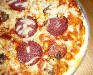 pizza salami mit peperoni