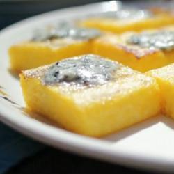 polenta schnitten mit blauschimmelkäse