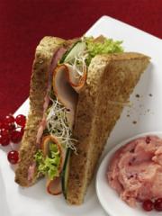 putenbrust sandwich mit johannisbeerbutter