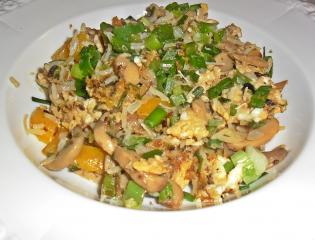 reis mit frühlingszwiebeln und champignons im wok – vegetarisch