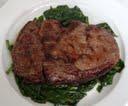 rib eye steaks auf blattspinat