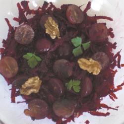 roher rote bete salat mit weintrauben