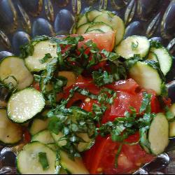 roher zucchinisalat mit tomaten und basilikum