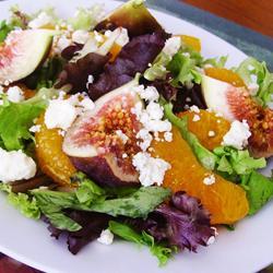 romana salat mit frischen feigen orange und gorgozola