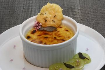 roquefort crème brulée mit lindenblüten honigwein und lindenblütenhonig essig