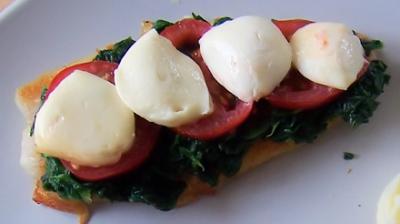 rotbarsch mit spinat tomaten mozzarella kruste