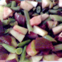 rote bete salat mit grünen bohnen und Äpfeln