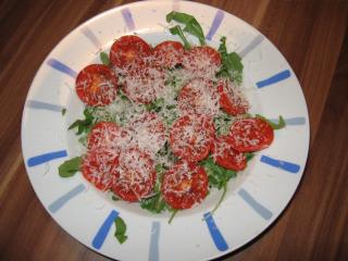 rucola salat mit tomaten und parmesan