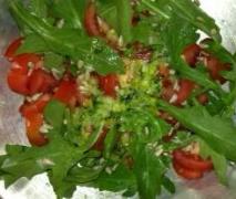 rucola tomaten salat mit sonnenblumenkernen