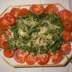 rucolasalat mit tomaten und parmesan