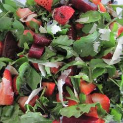 salat aus roten rüben rucola und erdbeeren