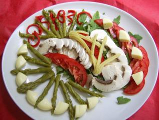 salat mit grünem spargel tomaten babybel und rohen champignons