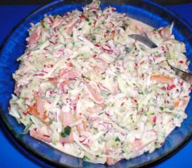 salat mit joghurtdressing und streifen von der putenbrust