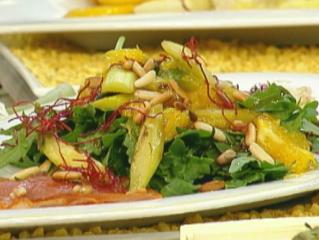 salat von grünem spargel mit orangenfilets geräucherter entenbrust und gerösteten pinienkernen auf rauke