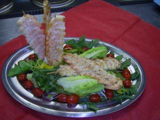 salatplatte mit tiger prawn spießen