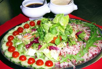 salatplatte mit zweierlei dressings