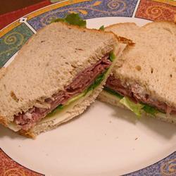 sandwich mit roastbeef und rucola