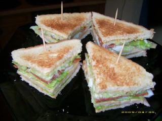 sandwichecken mit käse schinken und salat
