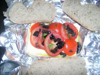 schafskäse päckchen mit tomaten und oliven