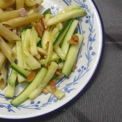 schnelle zucchini aus der pfanne mit gerösteten mandeln