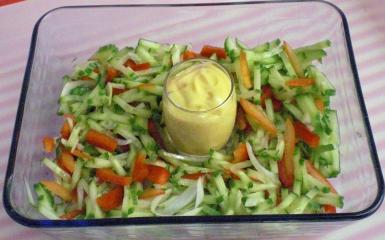 schnibbelsalat gurkensalat mit roter paprika und gemüsezwiebeln