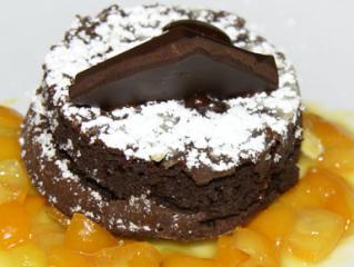 schokoladentörtchen mit flüssigem kern und orangen coulis