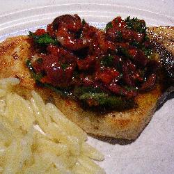 schwertfischsteaks mit oliven und sonnengetrockneten tomaten