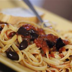 spaghetti alla puttanesca mit basilikum