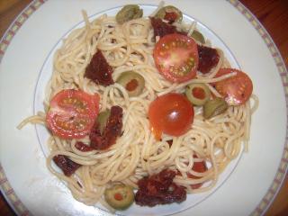 spaghetti mit getrockneten tomaten und oliven