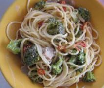 spaghetti mit gorgonzolasoße und gemüse