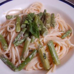 spaghetti mit grünem spargel ziegenkäse und zitrone