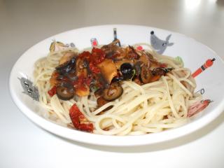 spaghetti mit oliven getrockneten tomaten und braunen champignons