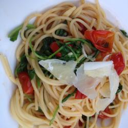 spaghetti mit rucola und tomaten