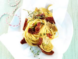 spaghetti mit tomaten in pergament