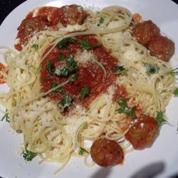 spaghetti mit tomatensoße und hackbällchen