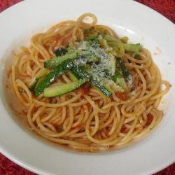 spaghetti mit zucchini und tomatensauce