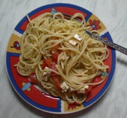spaghetti salat mit feta und tomaten