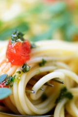 spaghettisalat mit kirschtomaten und rucola