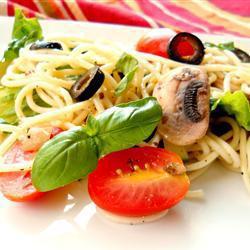 spaghettisalat mit pilzen oliven und tomaten
