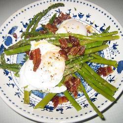 spargelsalat mit bacon und pochierten eiern