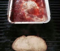 spiegeleier im tomatenbett vom grill mit ciabatta